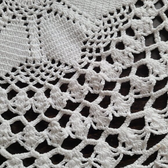 2 large round crochet handmade doilies. - Picture 4 of 9